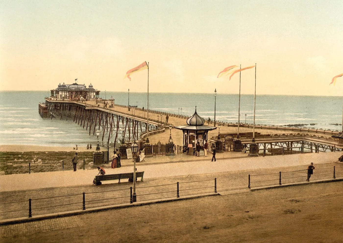 A photo of Hastings Pier, taken between 1890 and 1900.